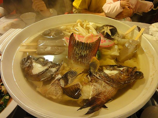 おまちかね、魚火鍋です。魚の頭とあらが白菜といっしょにくつくつ煮えてます。生臭さゼロで、透き通ったスープはまるでコンソメです。