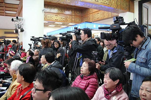 その前日、中正紀念堂では開幕記者会見が行われてナビも参加してきました！台湾人の永遠のアイドルテレサテンの特展ということだけあって、地元メディアもすごい数！ファンの方も記者会見へ押し寄せるいまだかつてない記者会見になりました
