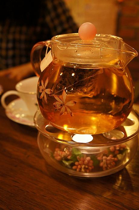 東方美人茶はティーパックにお湯を加えただけなのですが、量多し！