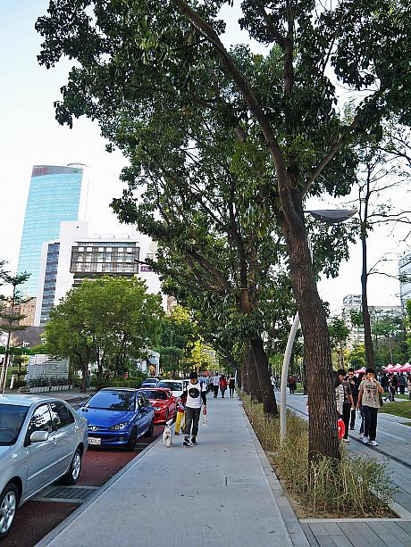 「草悟道」は最近台中で一番人気の観光スポット♪国立自然科學博物館前～国立台湾美術館を結ぶ道で、緑あふれるクリエイティブ空間なんです！