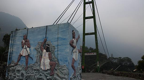 温泉街から徒歩数分、ブヌン族が「がんばる」東埔吊り橋