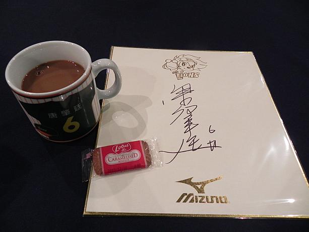 統一ブランドの缶コーヒーを買ったら、ライオンズ・唐肇延選手の初出場記念マグカップとサイン色紙がもらえました
