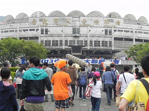 3月23日、台湾プロ野球が開幕しました！ナビは24日に天母棒球場で開催された兄弟エレファンツ対統一ライオンズの試合に参戦