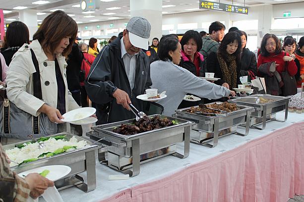 試食には、メディアだけでなく、空港内にいたお客さんたちも集まり始め、大盛況！