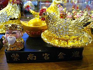 紫南宮のシンボル、「金の鶏と金の卵」ご利益ありそう♪