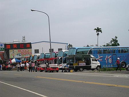大型駐車場にはたくさんの観光バスが並んでいます。