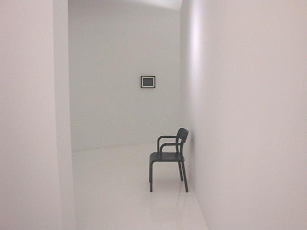 一面真っ白な壁で、迷子になりそう！それもそのはず。この展覧会は「迷宮」をコンセプトとしているとのこと。