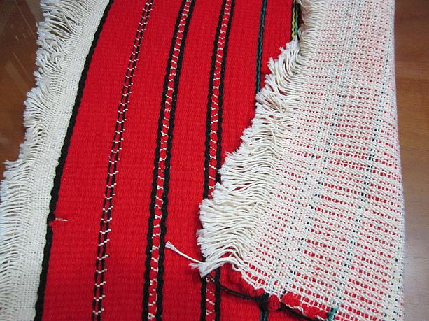 こちらはpungapaとよばれる織り。平織りの上に更に一層を織り込んで分厚くしたもので、そういえばセデック族の服装の赤い縞の部分ですね。
