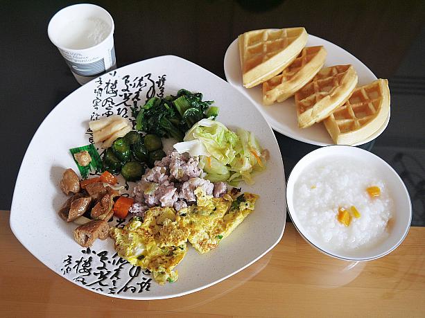 台湾伝統の朝ごはんであるサツマイモ粥に野菜や卵など！それにワッフルも準備されていました！お腹い～～っぱいになりました