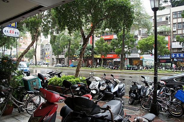 道路には1台たりともオートバイや車が走っていません！！台北の街でも車やオートバイが走っていなければとっても静かなんだなぁと感じました！