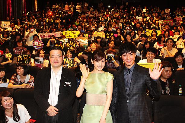 その後、台北市内の映画会で、舞台挨拶が行われました。たくさんのファンが会場を埋め尽くしています。この日は2回舞台挨拶が行われたのですが、発売開始30秒で売り切れたんだとか。<br>画像提供：采昌國際多媒體