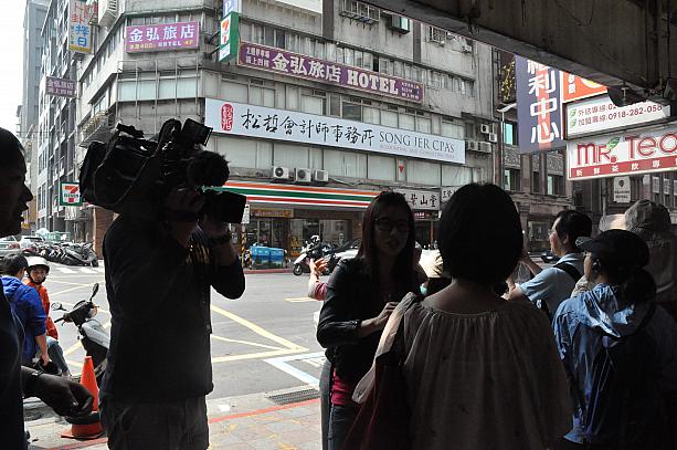 この無料ツアー、台湾でも話題を集めていて、この日は地元のテレビ局・TVBSが取材に来ていました