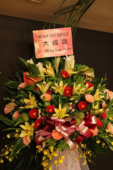 そして、台湾のファンからお花のプレゼントも！これにはメンバーみんな相当喜んだそうです。
