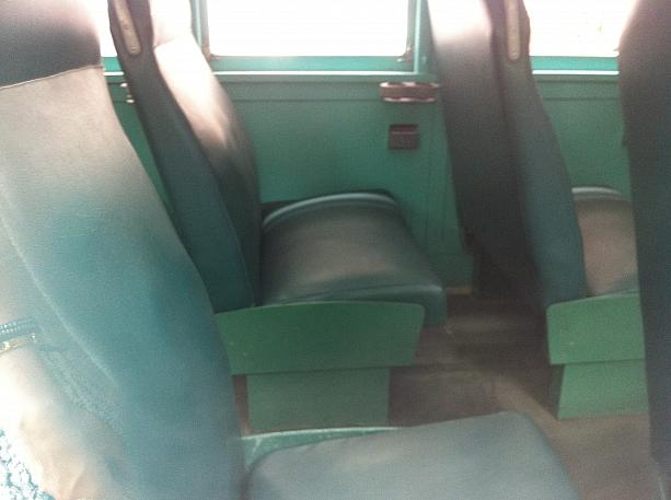 座席シートもすごい年代物。映画のセットのようです