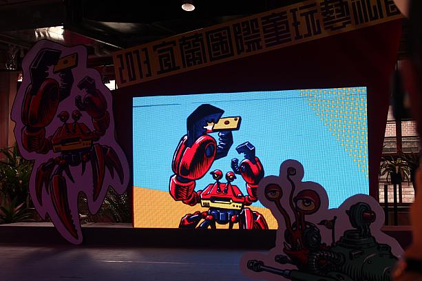 会場では蕭青陽さんが作ったイメージキャラクターも紹介されました。これは「自拍怪方蟹」（自分撮り怪物カニ）