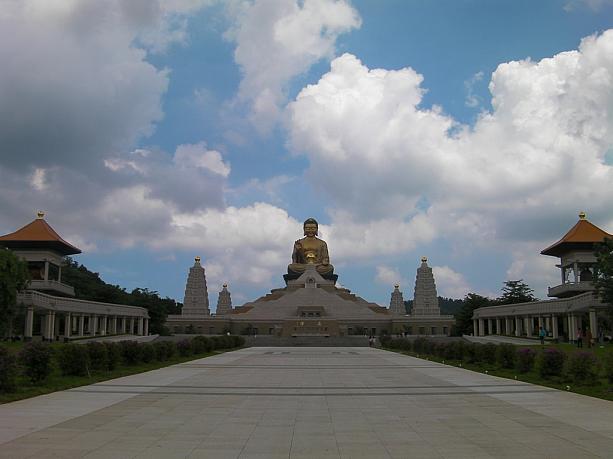 100ヘクタールという広大な敷地に立つ仏教建築物は必見。