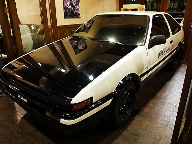なんと言ってもスゴイのが店内にあるこちら。「AE86（Sprinter Trueno GT-Apex）」は映画の撮影で実際に使われた車なんですって！