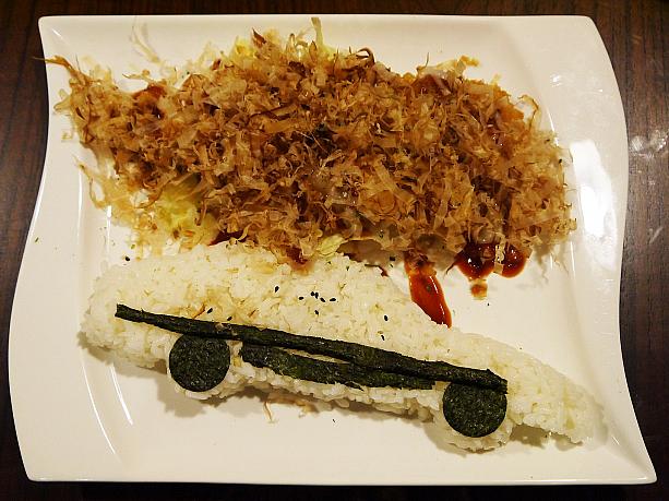 本日ナビが注文したのは「藤原風豬排大阪燒定食」。ごはんがAE86の形♪しかもソースがお好み焼き風！かつおぶしもたっぷり！