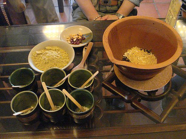 客家文化の残る場所には、擂茶文化が今も残っています。ナビたちも擂茶を体験。ゴマや豆類をすり鉢でつぶして…