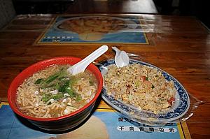 市場内の台南意麺と蝦炒飯