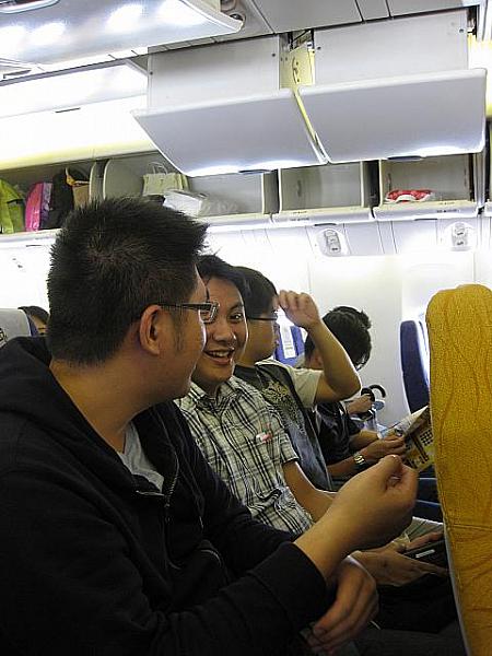 横の座席には仲良さそうな男子3人組。楽しそうな会話をしているうちにあっという間に台北に到着