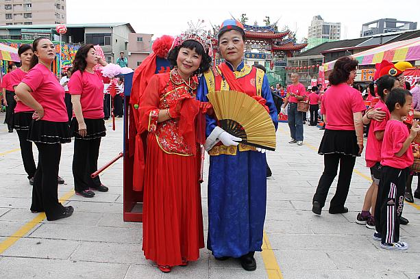 先日、台中市南屯區の老街にある「萬和宮」前広場で、伝統的な迎娶の仮装行列のイベントがありました。この日の新郎新婦です。（どちらも女性）