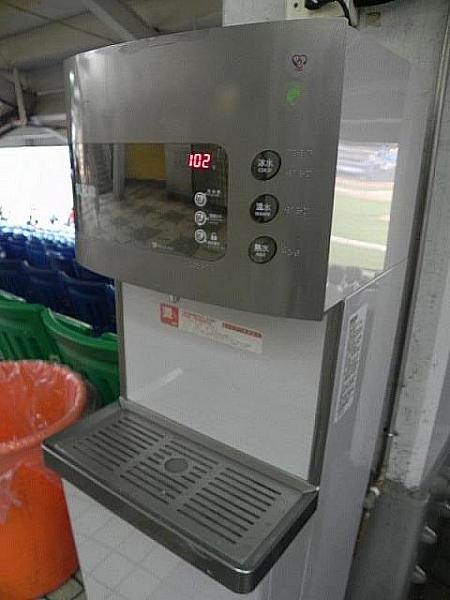 台湾の球場には必ずある給水機。ここで水筒にお水を入れている人をよく見かけます