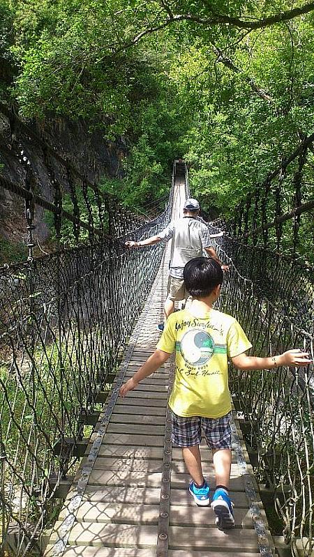 タロコ峡谷内にはつり橋がいくつかあります。ここは岳王亭のつり橋。kayo家族はみな高所恐怖症で途中でギブアップ…