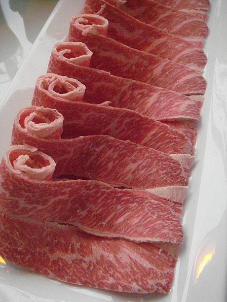 頂級霜降牛肉鍋物套餐980元は予約不要です。ですが、見て下さい！この霜降り具合を！台湾でこのレベルのお肉はなかなか食べられませんよ～。牛肉大好きナビは羊肉が売りのこちらでも牛肉押し！！