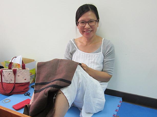 音楽家のパン先生は、もともと糸や布が大好きで、手織りに興味をもって参加。手織りらしい質感に大満足。