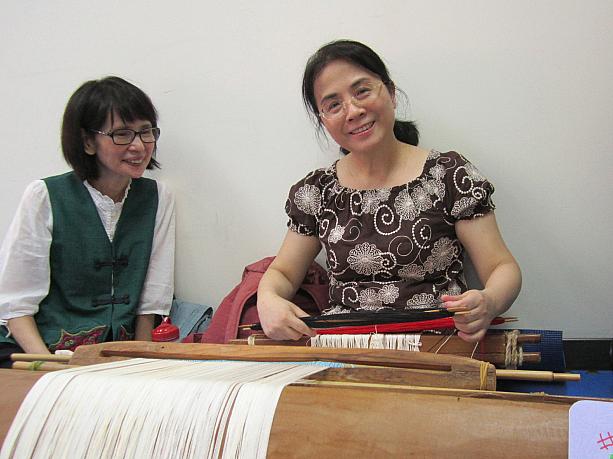 台北から参加のアリスさんは、卓上機での手織りは経験があるそう。このウヴンを使った織り方は、もっと力も要るし時間もかかるけど、とっても面白いと話していました。
