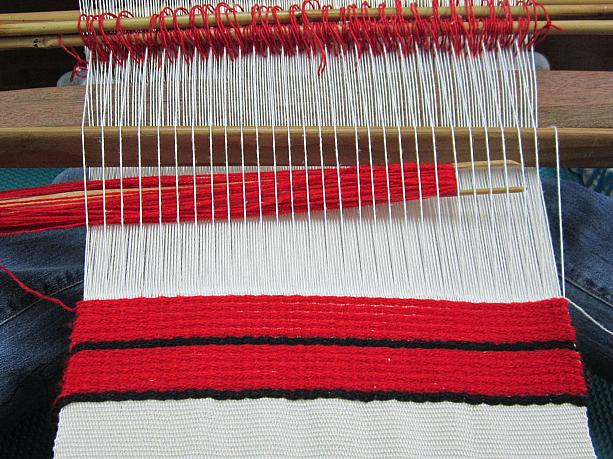 今回受講者は2種類の織り方を勉強。これは浮織りといわれるもので、セデック族の男子が出草（首刈り）にでかける時に着る衣服の織り方なんですって。赤い色は血、黒い色は髪を表しているそうです。すごい！