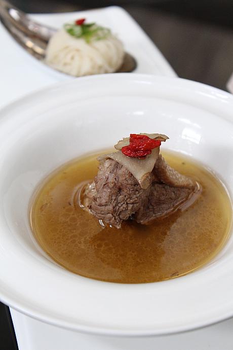 スープは、中華はごま油ベースの鴨肉スープ、麺線もスープに絡めていただきます