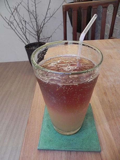 こちらがその「鳳梨滇紅」。見た目もきれいです～。土鳳梨のジュースに酸味があって、さっぱりした味わいでした。