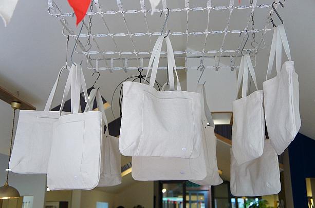 この白いバッグが最新作！シンプルですが使い勝手は良さそうです。ワッペンも映えるし～
