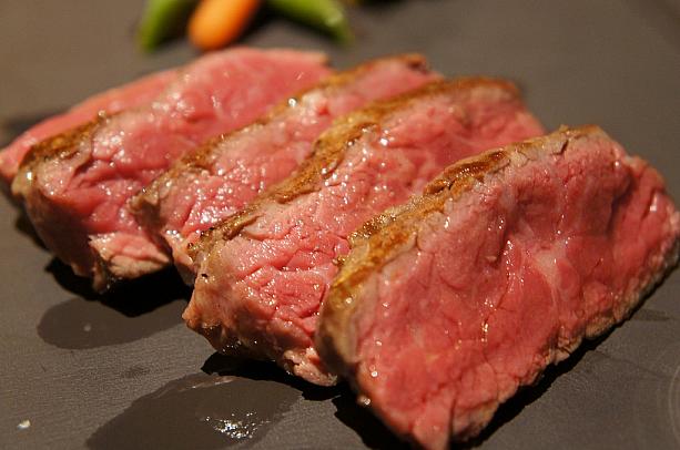 ステーキと言えば同じグランドビクトリアホテル内4階の「N°168 PRIME 牛排館」が有名だけれど、このお値段でこのグレードのお肉が食べられるならナビは満足です！！