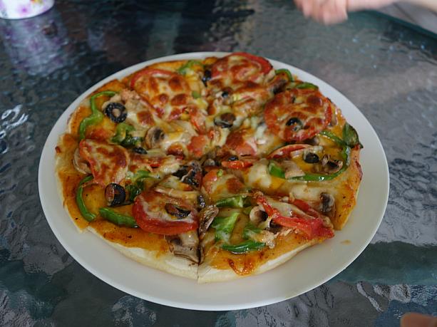 石窯で焼いた手作りピザは本格的。