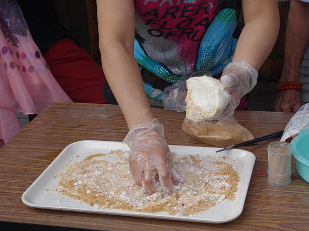客家のお餅はピーナッツ粉と砂糖をまぶしていただくのが最も一般的。