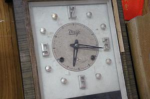 明治と書かれた掛け時計