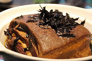 紅茶東坡　客家の脂が乗ったブタの腿の角煮、紅茶で煮込まれた肉はタケノコにも十分味がしみこみ、美味でした