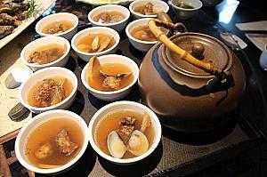 老茶燉湯　何年も寝かされたいい茶で煮込まれたチキンスープ