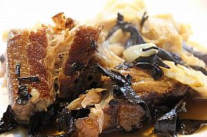 紅茶東坡　客家の脂が乗ったブタの腿の角煮、紅茶で煮込まれた肉はタケノコにも十分味がしみこみ、美味でした