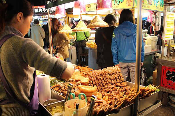 魯味もいったん食べると病みつきになるのです、チキンのおしり？しっぽ？は、コラーゲンたっぷり、お肌にいいので台湾人女性に人気、ナビもこの食感が好きです
