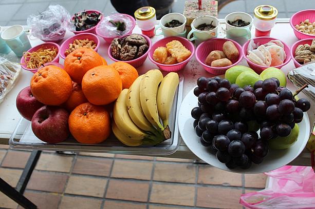 ①5色の果物を供える<br>この他にパイナップルは台湾語で「オンライ」といい、縁起のいいという意味の「旺來」と発音が同じため、お供えすることが多いそうです。