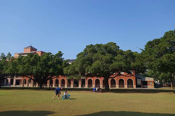 台南駅前にある国立成功大学光復キャンパスの一角には「榕園」と呼ばれる美しい広場があります。散歩したり、ピクニックを楽しんだり、みんなの憩いの場所になっています。