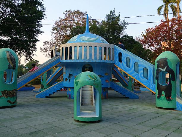 嘉義公園はとても広～くて、子供が遊べる遊具もたくさんあります。この滑り台、描かれている動物のイラストがまたビミョーなセンスでツボにはまります。
