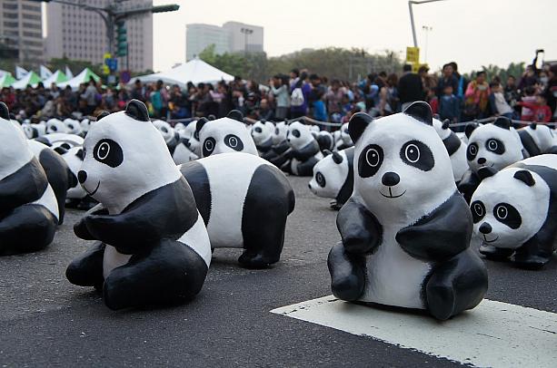世界自然基金会(WWF)フランス支部が2008年に35周年を迎えた際に、動物保護を訴えようと、ヨーロッパ各地で行この「Pandas on Tour」を開始！