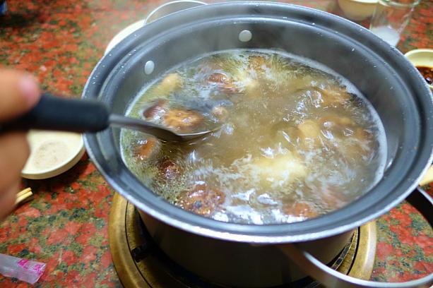 これは鶏としいたけのスープ（香菇鶏）。しいたけと鶏の良いダシがでています。これで半隻(鶏半身)4～6人分、といった所でしょうか。
