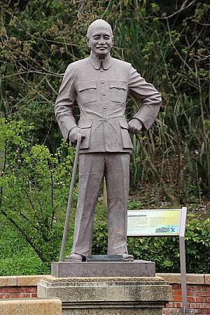 蒋介石は、国民党の軍服ですが
