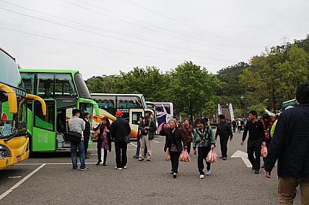 駐車場には中国人ツアーの大型バスがいっぱい